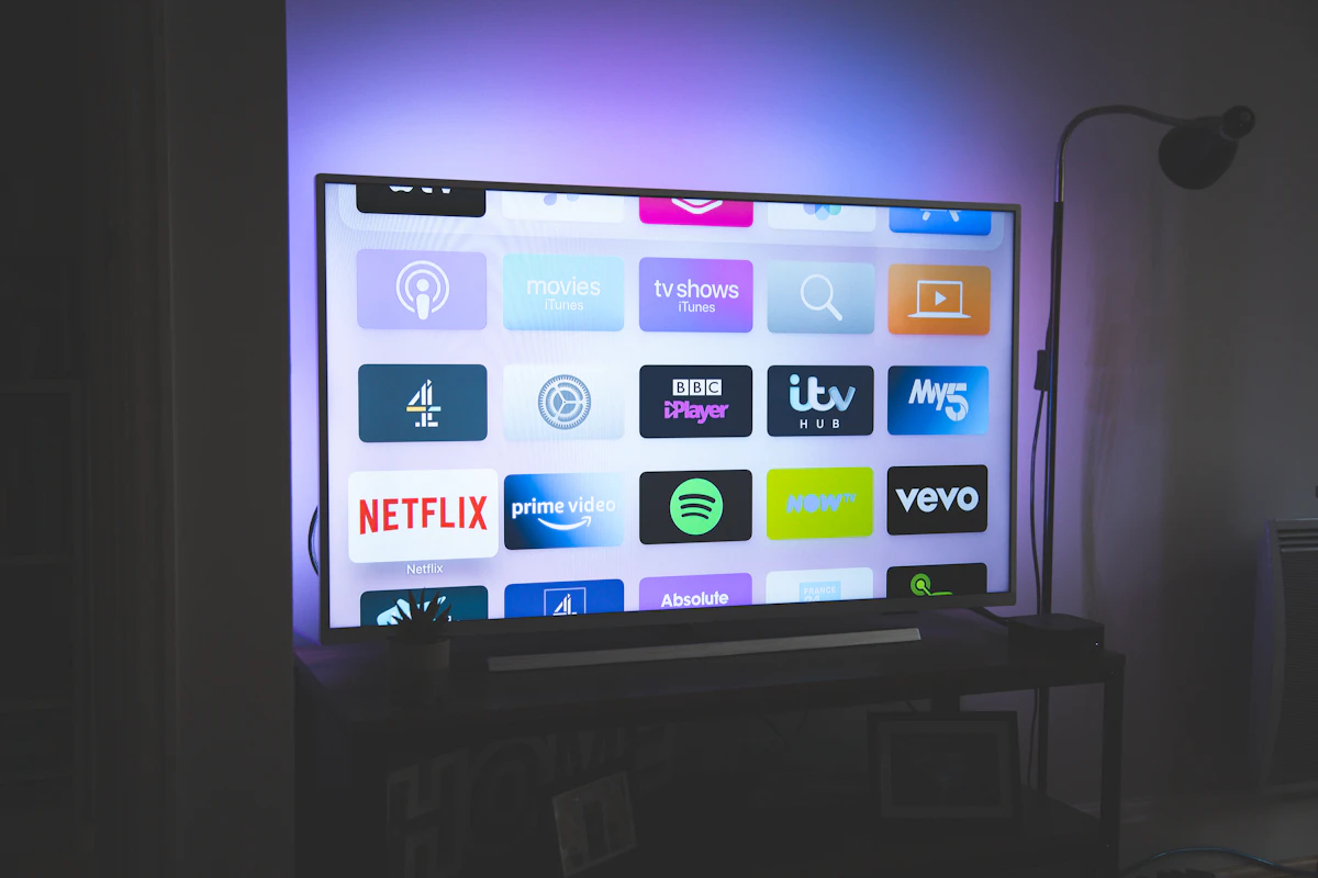 Televizor afisand o platforma de streaming cu meniu de selectie